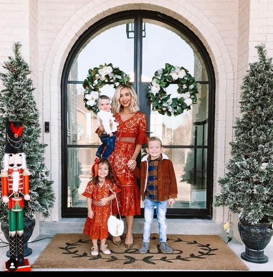 Decorating Your Front Door for The Christmas Party? Read These 5 Ideas