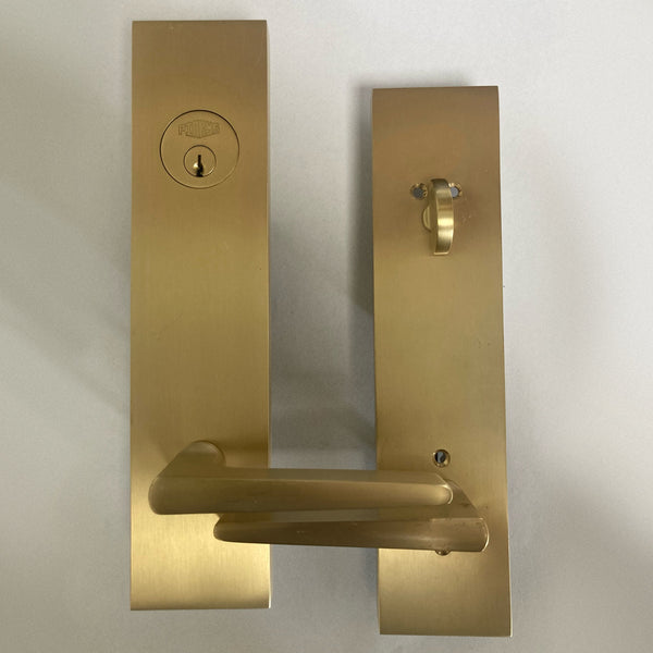 PINKYS lock with thumb turn and lever on rectangular escutcheon in brass color.