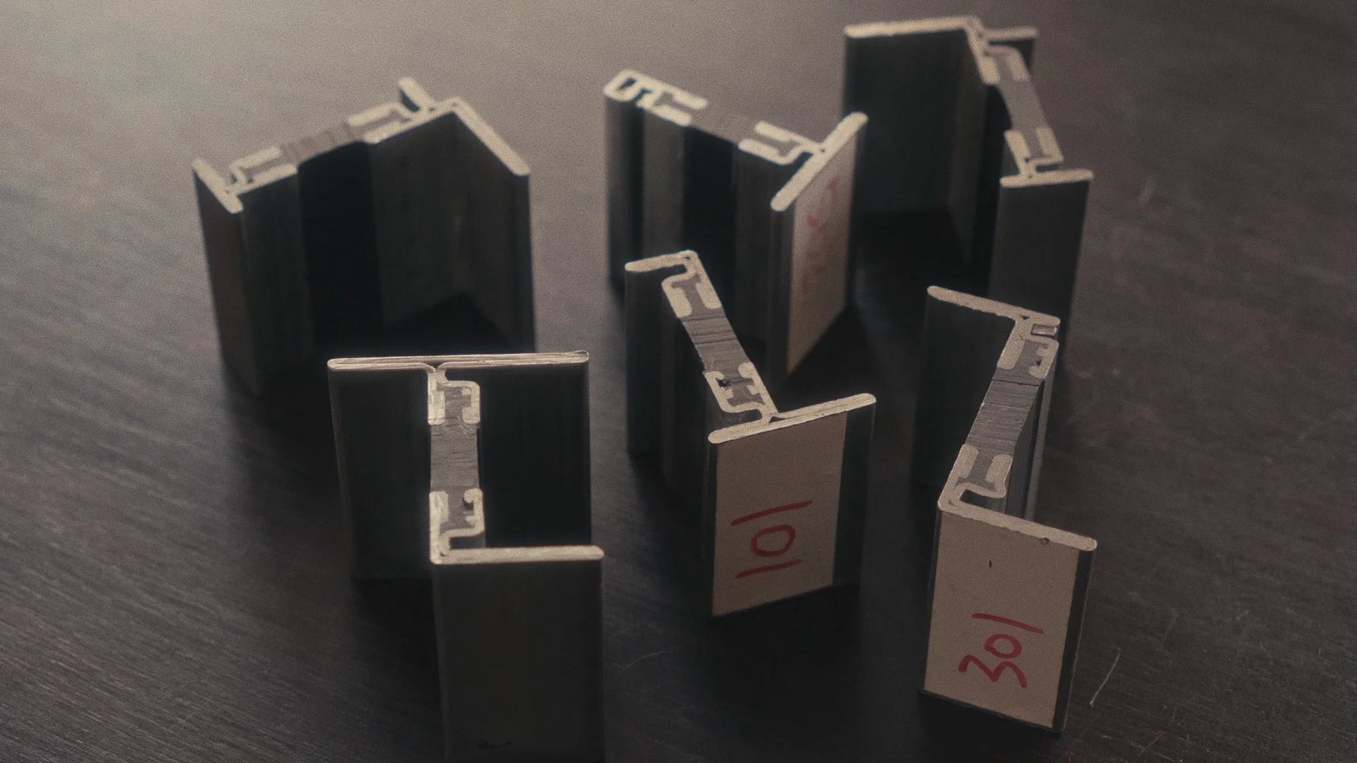 arrangement of samples of different steel profiles with thermal break